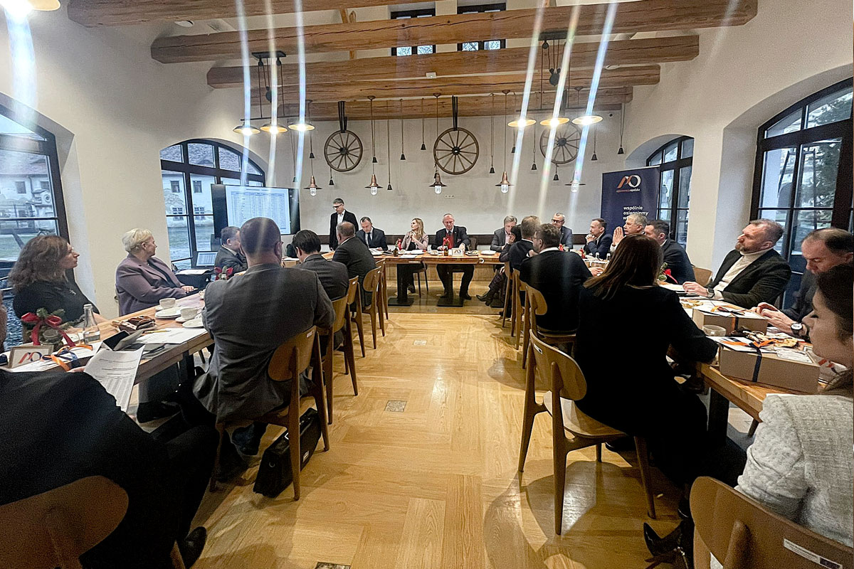 Drzewo na tle błękitnego nieba